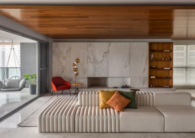 Cores e formas orgânicas são destaque em projeto de apartamento integrado