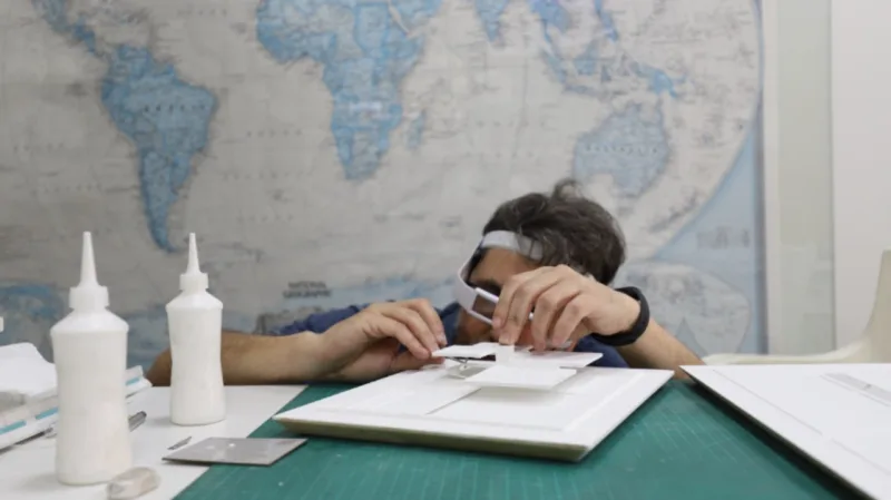 Com precisão de corte, as maquetes são feitas à mão.