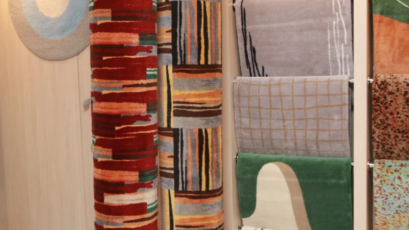 Showroom com peças expostas de diferentes formas