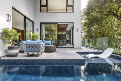 6 projetos com piscinas que valorizam a área externa