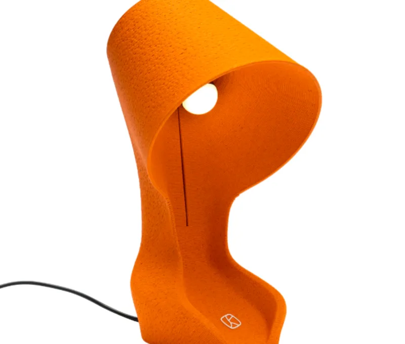 Ohmie, também chamada de Lâmpada Laranja, é um exemplo de peça que eleva a economia circular a outro patamar. Apresentada na exposição do prêmio Ro Plastic, durante a Semana de Design de Milão, ela é produzida a partir de cascas de laranja. A assinatura é da Krill Design.