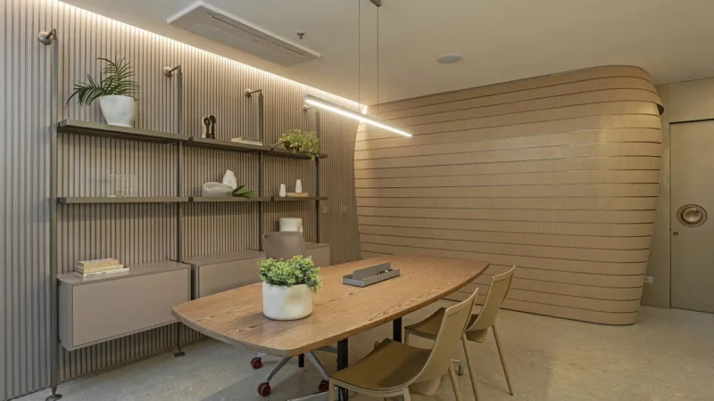 Painel ripado é o pano de fundo das prateleiras decorativas.