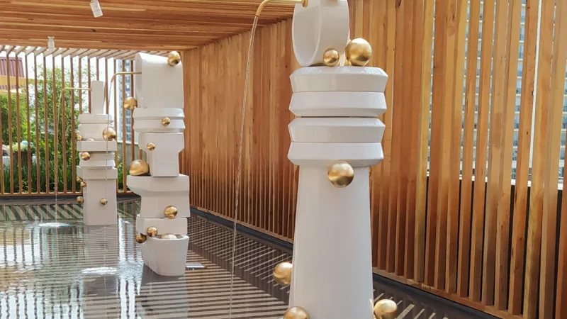 Escultura com peças da marca no Ateliê Deca, assinado por Leo Romano, na CASACOR 2021.