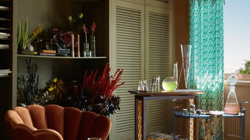 Poltrona, mesinha lateral, carrinho, tapete e xícara @westwingbr, jarra @rosalva.arte, na @ feiranarosembaum, aparador @ateliermuira, na @refugio_design, vaso e garrafas de vidro @naraotadesign, vaso @estudioparrado (rosa e magenta, de cimento), vaso @carolgay (de vidro, na frente), na estante, atrás, vaso de cerâmica @rosalva.arte e castiçais e vasos de vidro @naraotadesign, cortina @studiocaroo conceito e direção criativa: @lottlott Conceito e direção criativa: @lottlott