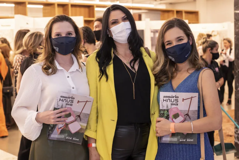 Débora Borkoski e Amanda Taques, da A2 Ateliê, com Clarice Silva, da Fermino.