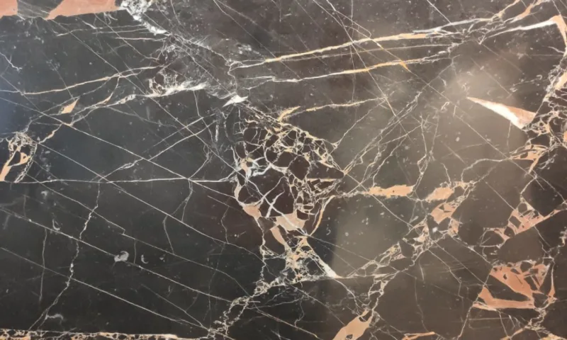 Aspecto da pedra Golden Black, do Paquistão, na NPK