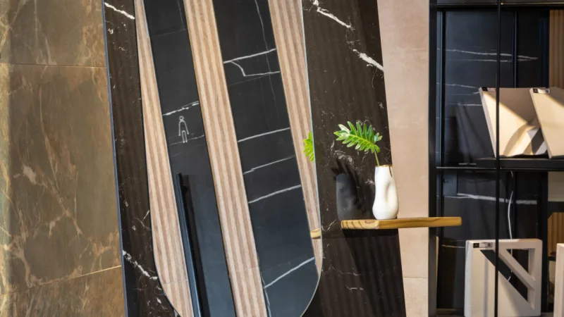 Peça elaborada pelo estúdio emDoïsdesign com grandes formatos em porcelanato.