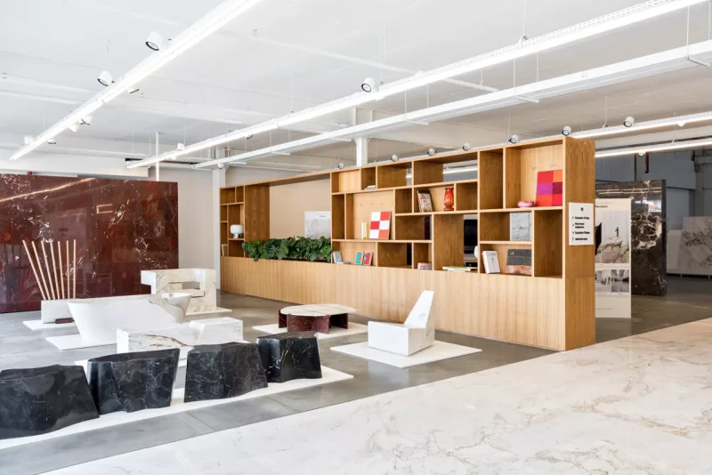 Espaço logo na entrada do showroom da Michelangelo, em Curitiba, com mobiliários feitos com mármores e assinados por grandes nomes da arquitetura e design do Brasil.