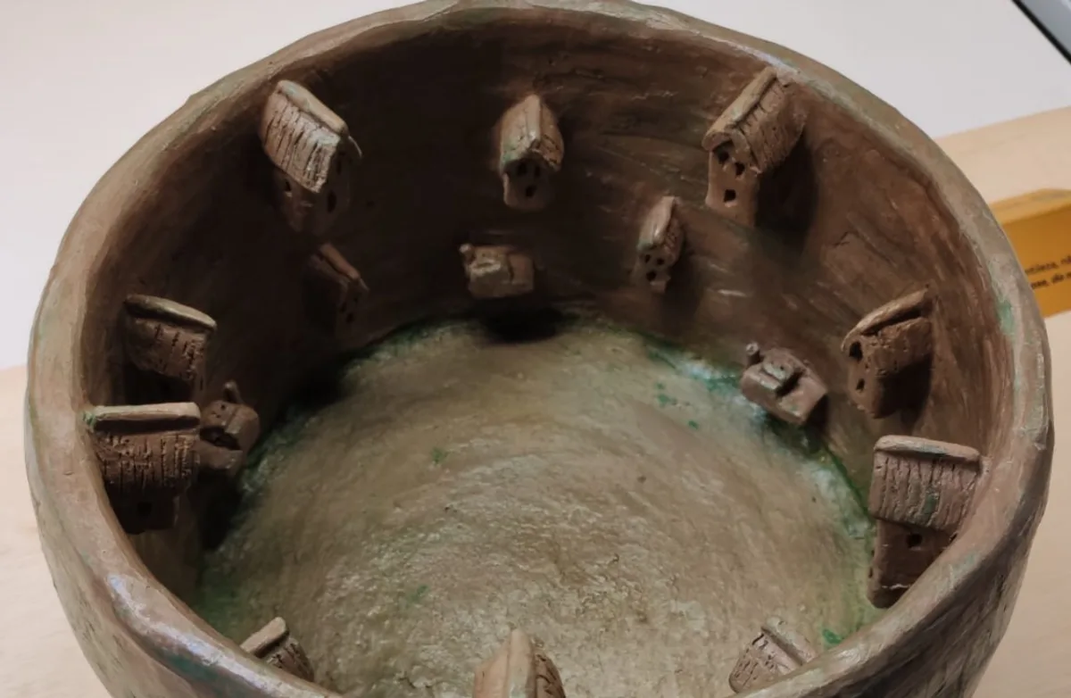 Modelagem em barro por Gloria Mello integra exposição Encontro Central na DW! 2021.