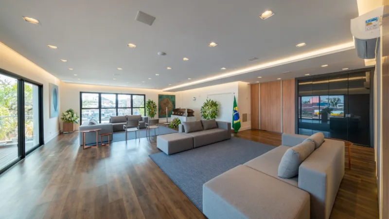 Projeto de interiores traz conforto e aconchego de casa para a experiência do velório.