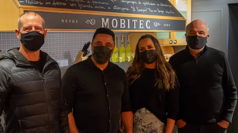 Glei Tomazi, os sócios da Mobitec, Eleandro Miranda e Eliana Miura, e Jayme Bernardo.