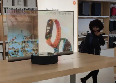 Loja da Xiaomi em Curitiba é a única do Brasil com TV transparente da marca