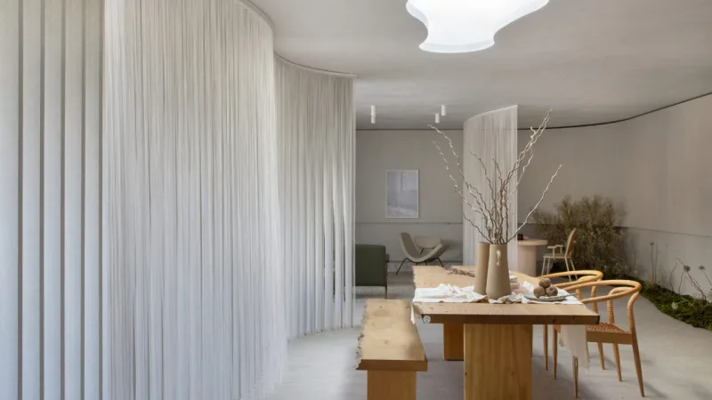 Melina Romano assina Casa Alma Duratex. Cores claras, materiais brasileiros e naturais, inspirando paz. Espaço inclui experiência imersiva com smart watch para avaliar e dar forma às sensações dos visitantes durante o passeio pela casa.