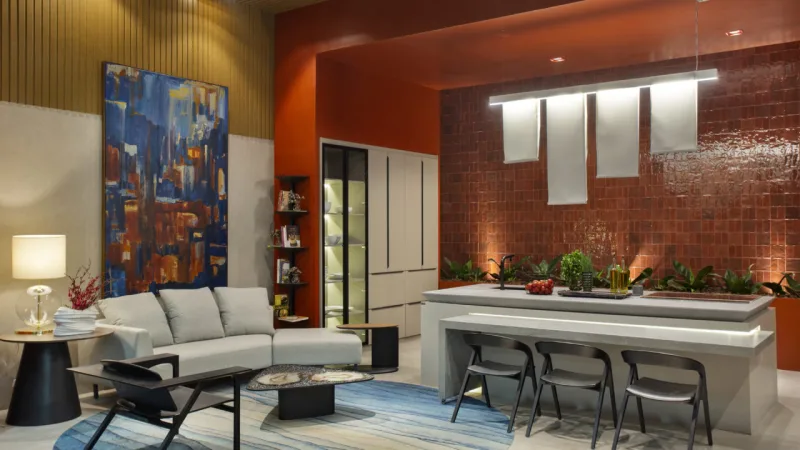 Cozinha Dorê Gourmet L' espace AD, de Marcelo Diniz e Mateus Finzetto: casa brasileira inspira fundo vermelho e Luminária Varal.