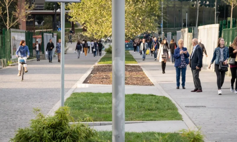 O calçadão da Piazza Gae Aulenti, no bairro de Porta Nuova, o novo centro de Milão, onde se encontra o maior arranha-céu da cidade, a Torre Unicredit com seus 31 andares e 152 metros.