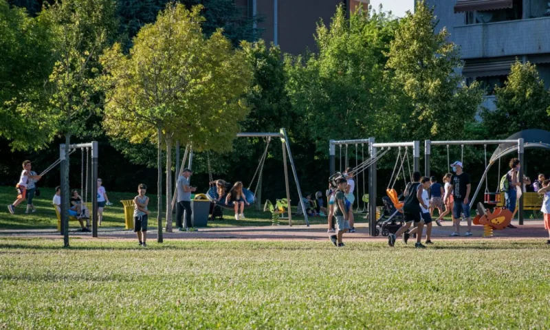Inaugurado em 2014, o Parque Europa da cidade de Rho, perto de Milão, é um mosaico de espaços verdes com uma área total de mais de 110 mil m² com suas mais de 800 árvores, ciclovia e um calçadão de 2 km e playground.