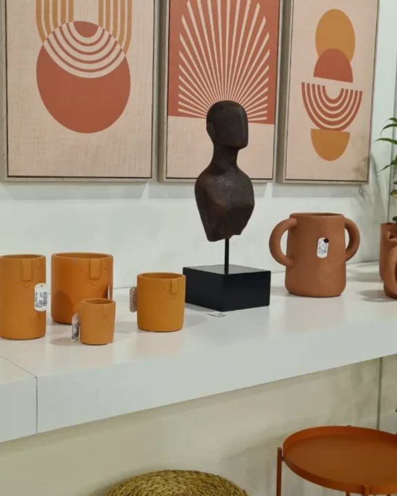 Diversos itens de decoração da Strabourgs Elements puxando para o terracota.
