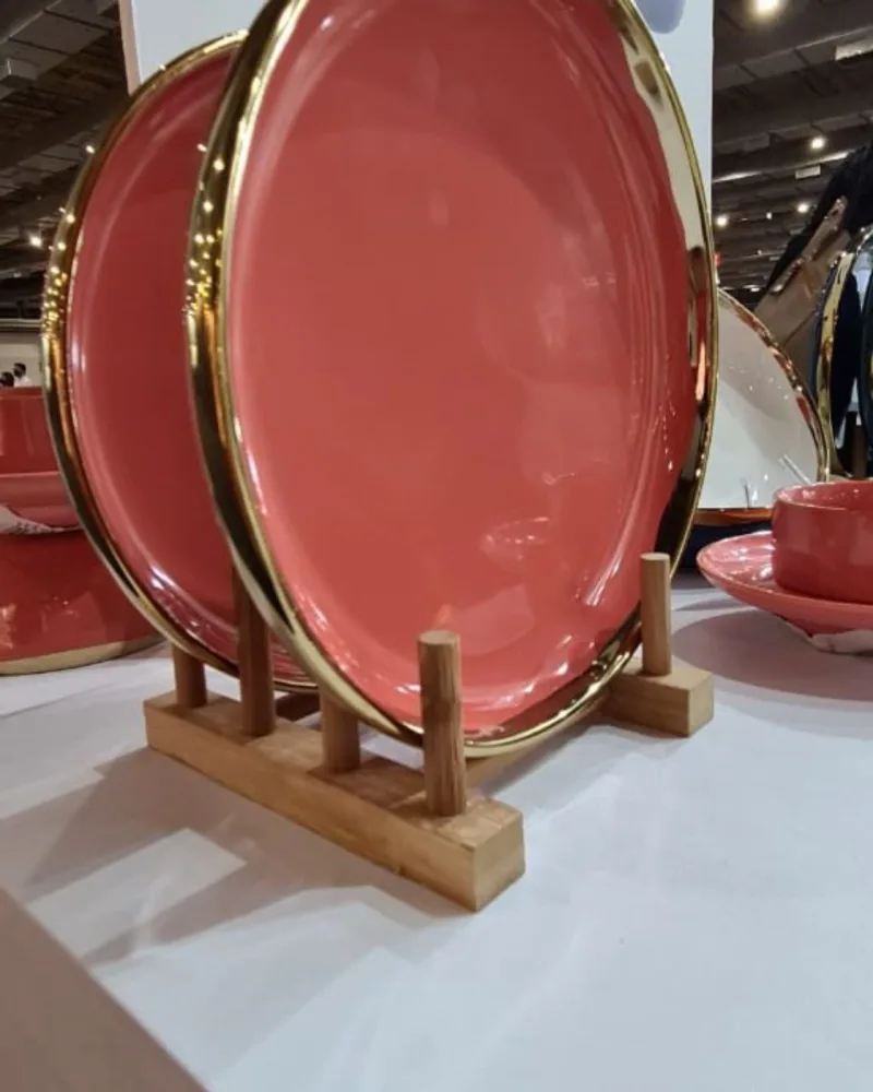 Pratos em dourado e coral.