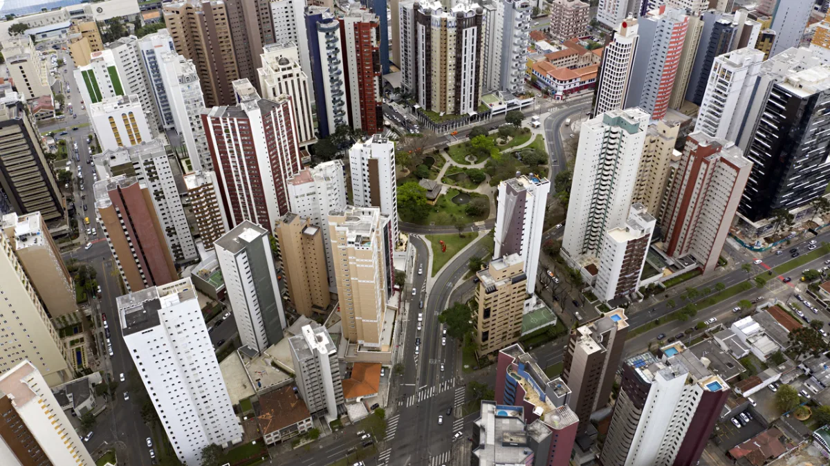 Em Curitiba, entre janeiro e junho deste ano, foram 3.097 apartamentos lançados, 52,6% a mais do que no mesmo período em 2020, em que o número era 2.029, de acordo com os dados da Associação dos Dirigentes de Empresas do Mercado Imobiliário do Paraná (Ademi-PR).