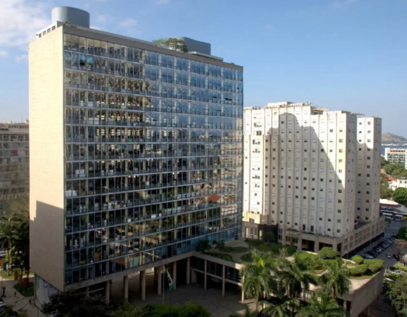 Terraços-jardins e praça pública mesclam espaços público e privado no edifício.