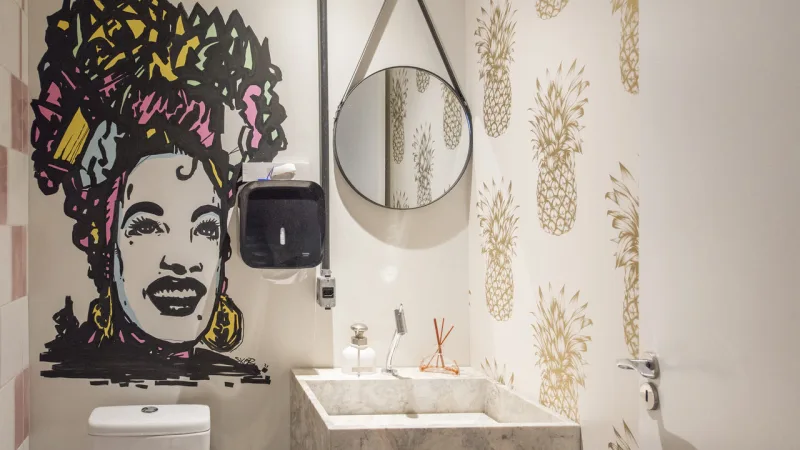 Toilet homenageia Carmen Miranda, com arte de Nuno Skor.