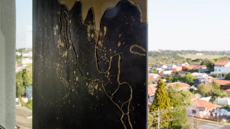 Detalhe do painel metálico que além de funcionar como cortina compõe a decoração do ambiente.