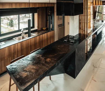 Projeto usa madeira na decoração para remeter à casa de infância do proprietário