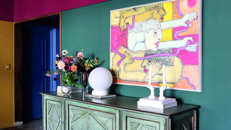 A inspiração das cores das pinturas da casa de Lucila Turqueto surgiu dos próprios móveis que pertenciam a sua avó. Na sala de jantar, a faixa em verde escuro combina com o buffet.