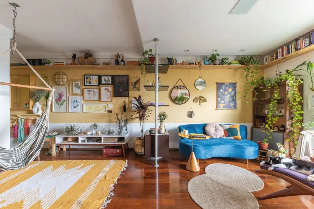 Faixa amarela destaca o acervo de quadros e decoração do casal que vive no apê projetado pelo Sertão Arquitetos