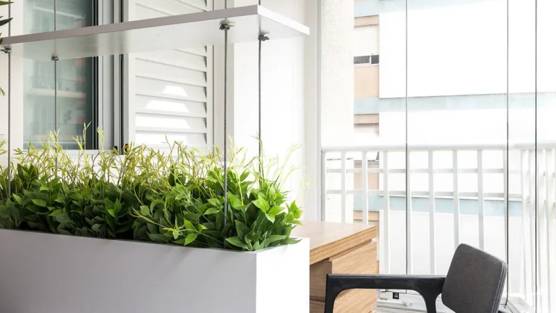 Varanda ganhou nova função, tornando-se espaço de home office.