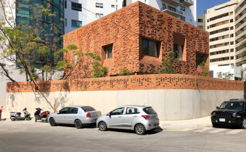 Arquitetos latino-americanos convidam a repensar a casa a partir da autoria, espaços e materiais