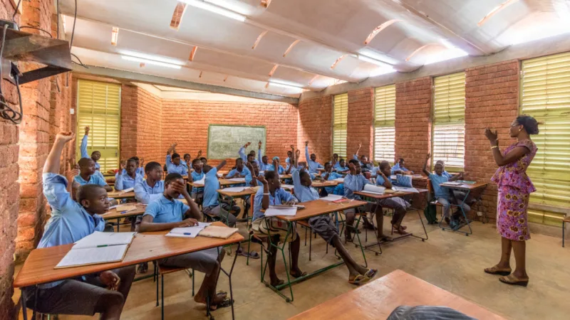 Sala de aula do Lycee Schorge, criado por Kéré, com técnicas e materiais locais, em Burkina Faso.