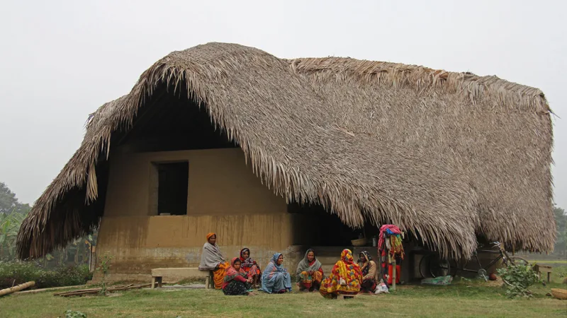 Uma das casas feitas de barro para o resort ecológico de Panigram, no maior mangue aéreo do mundo, localizado em Bangladesh.
