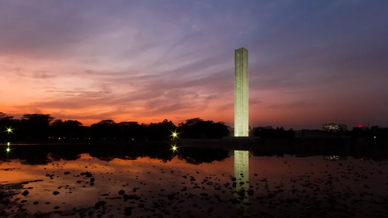 Monumento da Independência e Museu da Guerra de Libertação, em Dhaka, Bangladesh, com projeto de Marina Tabassum.
