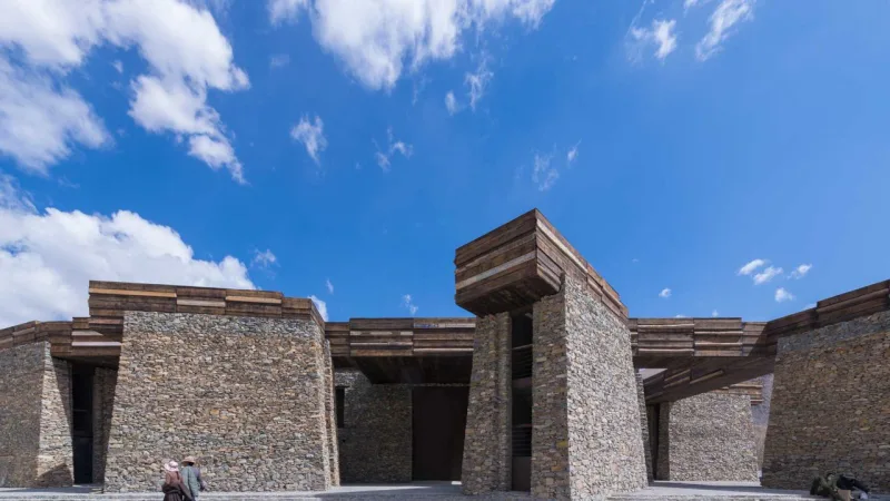Jianamani Visitor Center é um importante local para os tibetanos, tanto turistas quanto residentes, e foi todo construído com pedras Mani.