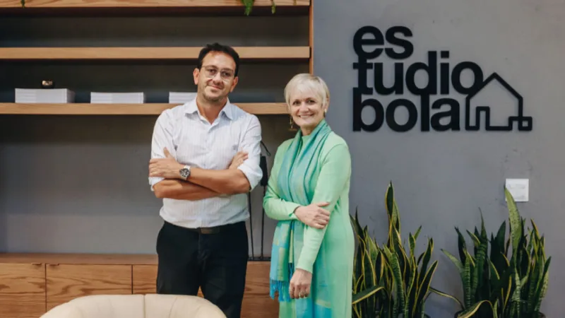 O arquiteto Mauricio Lamosa, co-fundador do
Estudiobola, e Eviete Dacol, da Inove Design, que abriga showroom
exclusivo da marca
em Curitiba.