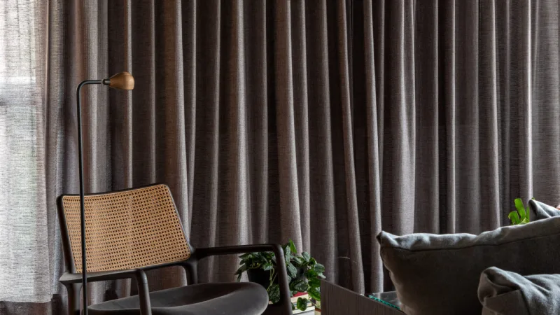 As cortinas servem como elemento de transição e, quando estão abertas, criam um ambiente mais informal e expõem a televisão.