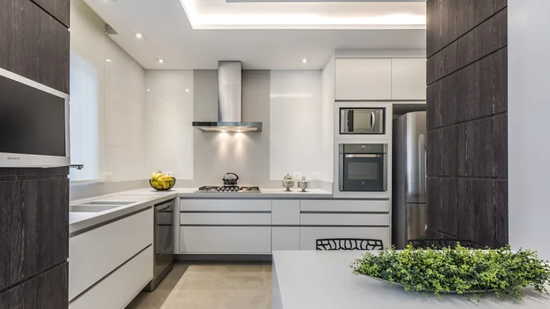Cozinha projetada por Alessandra Gandolfi equilibra iluminação geral, pontual e indireta.