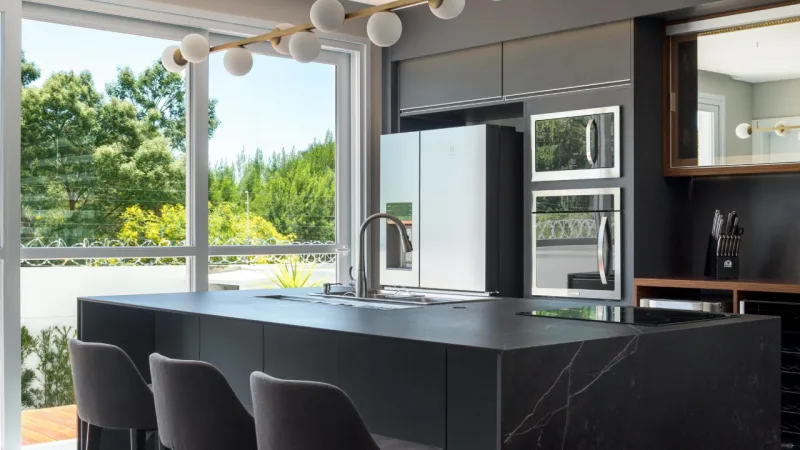 Na cozinha projetada por Nicolle R. Nogueira e Katherine Heim Weber, da NK Arquitetura, a pedra Dekton ganhou destaque devido a sua beleza e funcionalidade.