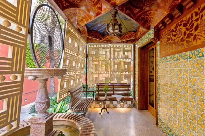 Estilo orgânico e referências à natureza caracterizam a construção.