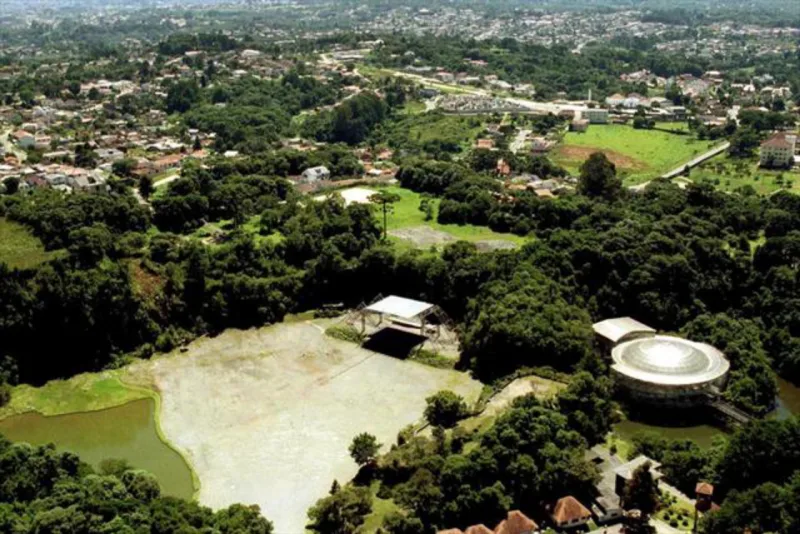 Complexo Parque das Pedreiras, que passará a se chamar Parque Jaime Lerner, engloba a Ópera de Arame, a Pedreira Paulo Leminski e o Farol da Cidade.