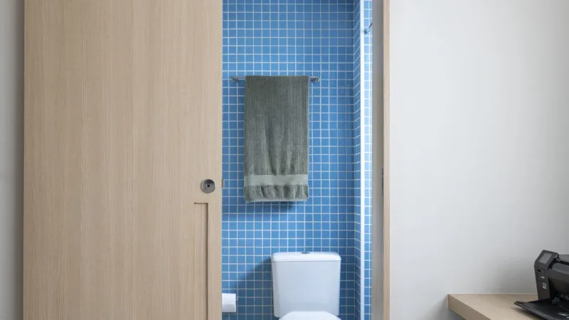 Os banheiros do apartamento seguem o mesmo estilo, mas com pastilhas em cores diferentes.