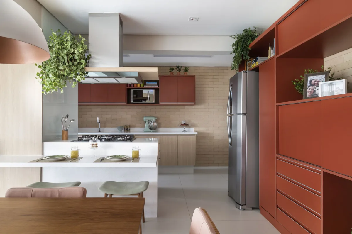 Apartamento de 100 m² reúne integração e soluções funcionais.