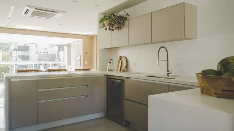 A cozinha — área
fundamental para
o casal, que adora cozinhar — divide
os tons sóbrios
com o volume em
laca azul que traz
personalidade ao
ambiente.