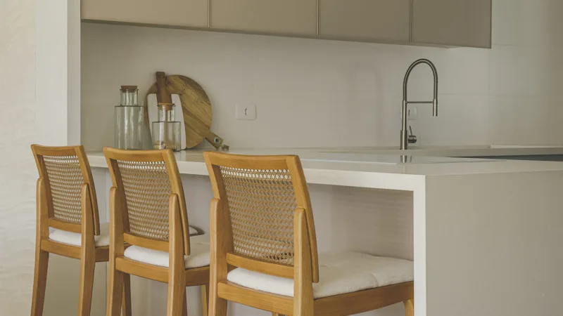 Integrada à sala, cozinha conta com bancada para
refeições.