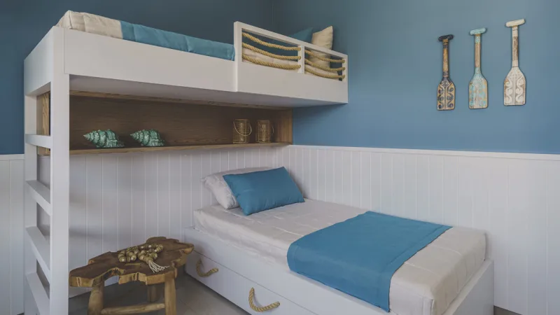 Quarto recebeu tons azuis e elementos que remetem ao mar.