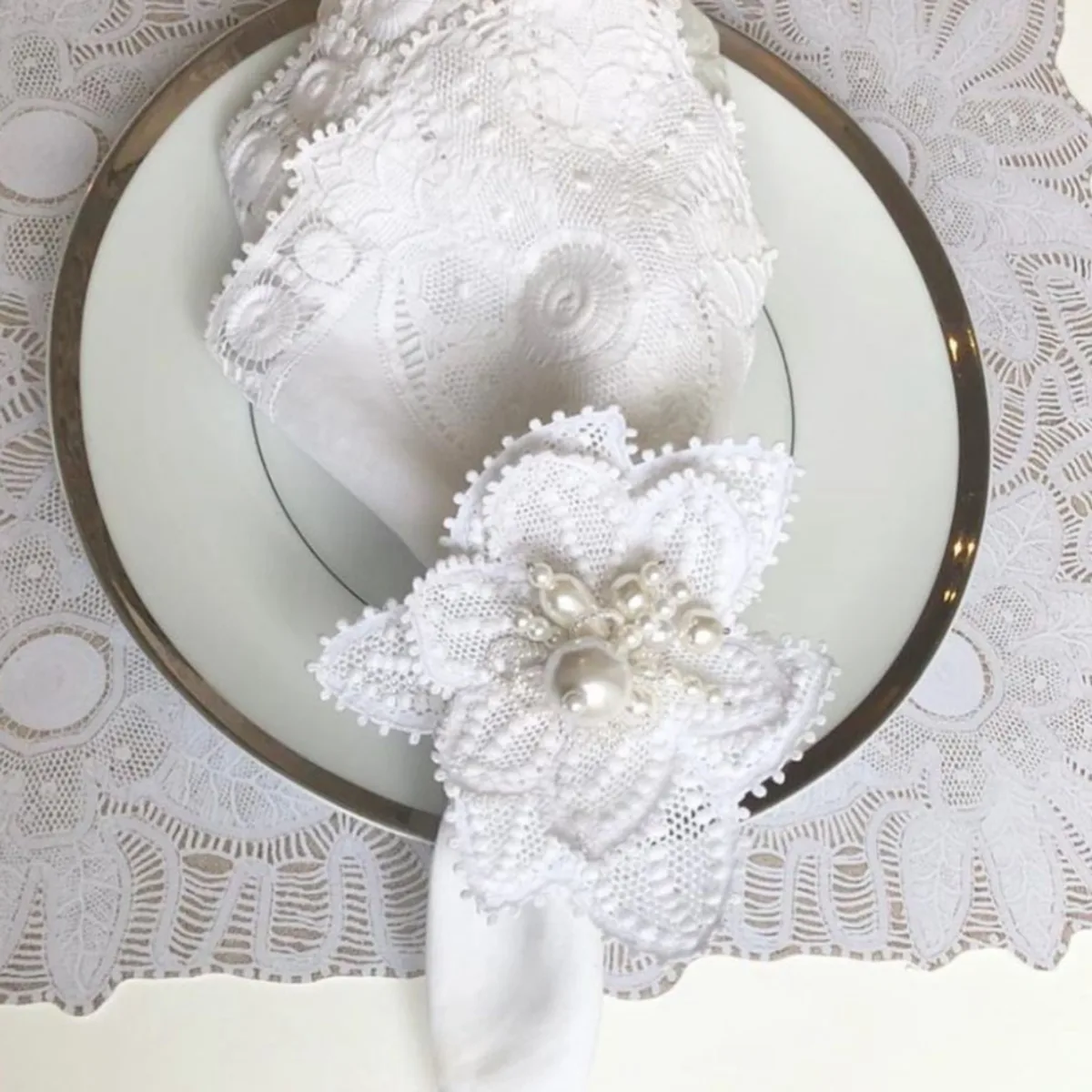 Argola de guardanapo com detalhes em renda é um dos novos produtos para casa assinado pela estilista Martha Medeiros.