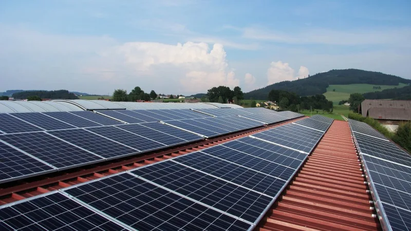 Painéis de geração de  energia solar.