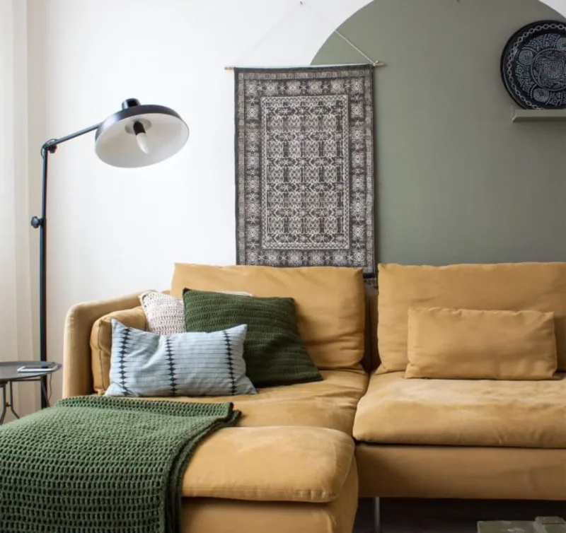 Círculos dão destaque à parede e complementam a decoração.