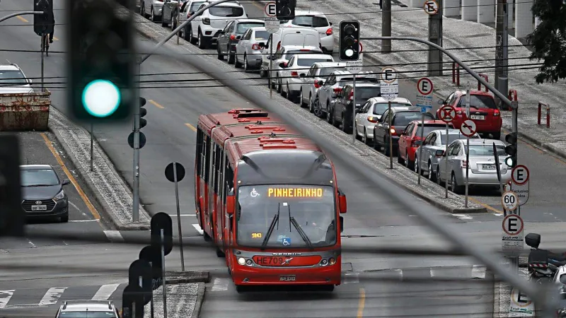 Sistema de transporte por canaleta exclusiva até hoje é copiado mundo afora.